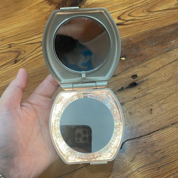 Idea village gold tone and silver tone compact mirrors - Picture 3 of 8